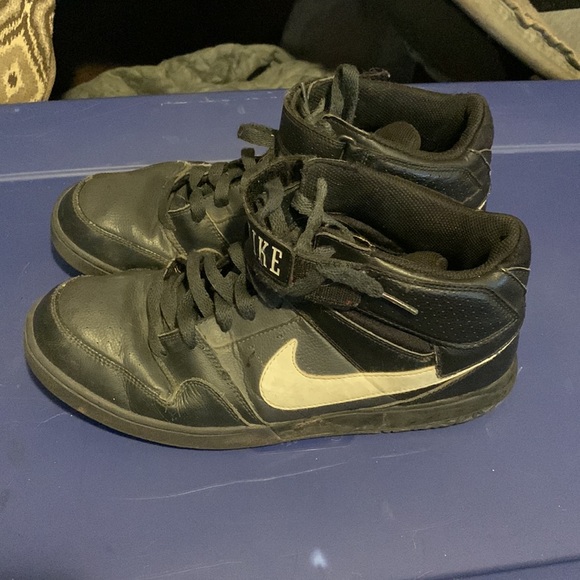 Size 11 Mens Nike Basketball Shoes - Picture 2 of 3